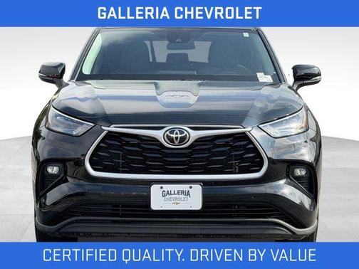 Midnight Black Metallic 2022 Toyota Highlander LE