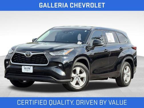Midnight Black Metallic 2022 Toyota Highlander LE