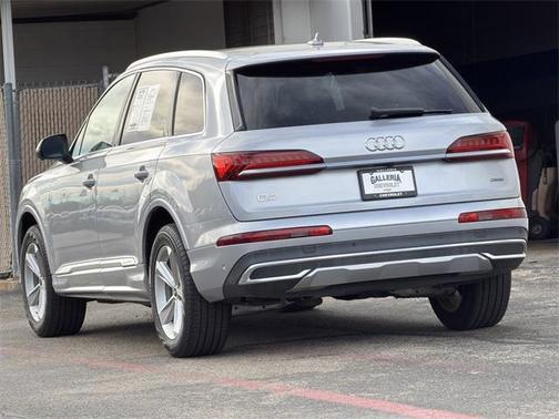 2022 Audi Q7 45 Premium Plus