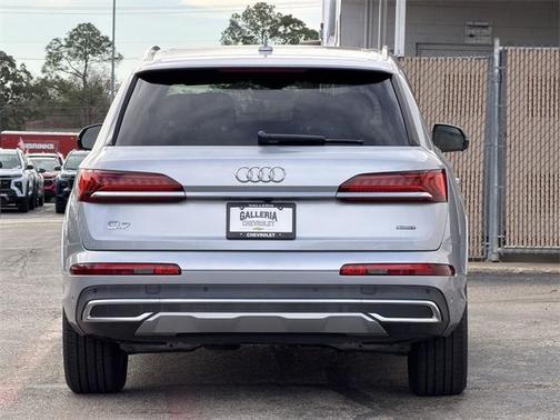 2022 Audi Q7 45 Premium Plus