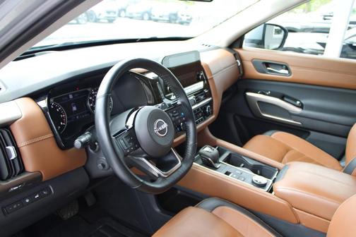 2023 Nissan Pathfinder Platinum