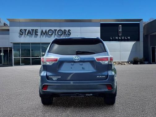 Blue 2015 Toyota Highlander XLE