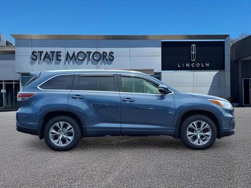 Blue 2015 Toyota Highlander XLE