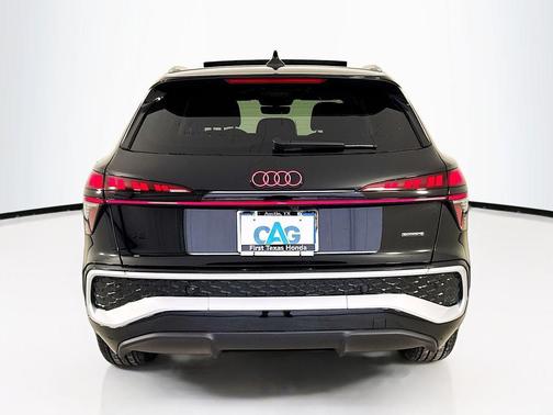 Mythos Black Metallic 2026 Audi Q3 TFSI quattro S tronic