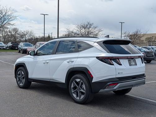 White 2025 Hyundai TUCSON SEL Convenience