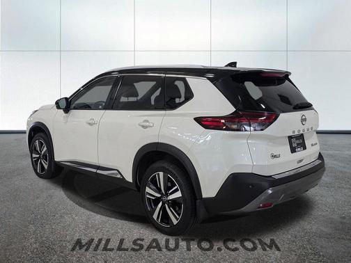 Pearl White Tricoat/Super Black 2023 Nissan Rogue SL