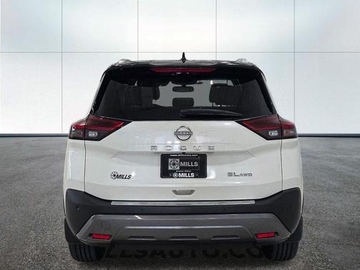 Pearl White Tricoat/Super Black 2023 Nissan Rogue SL