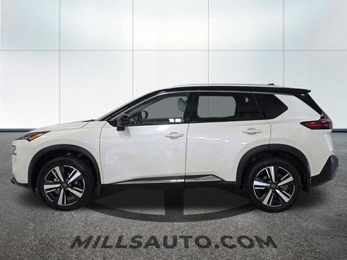 Pearl White Tricoat/Super Black 2023 Nissan Rogue SL