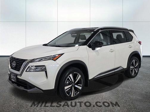 Pearl White Tricoat/Super Black 2023 Nissan Rogue SL