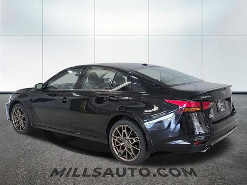 Super Black Clearcoat 2025 Nissan Altima SR AWD