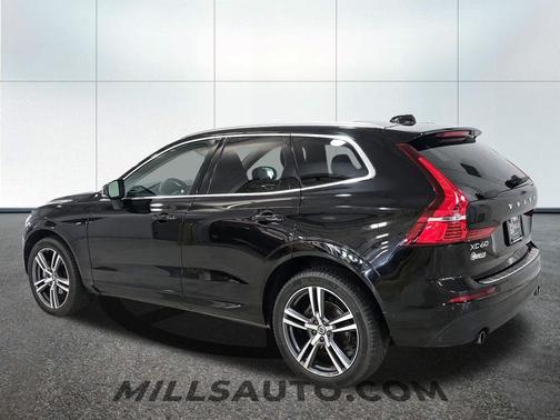Onyx Black Metallic 2021 Volvo XC60 T5 Momentum