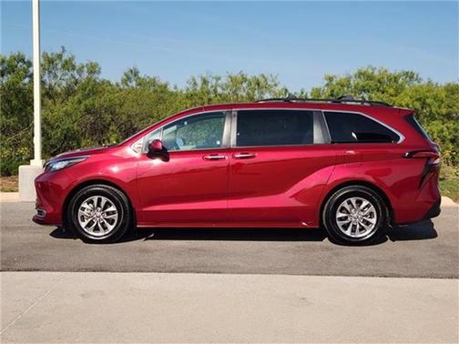 2022 Toyota Sienna XLE 8 Passenger