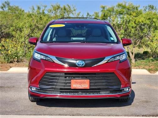 2022 Toyota Sienna XLE 8 Passenger
