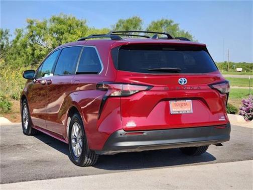 2022 Toyota Sienna XLE 8 Passenger