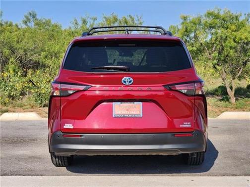 2022 Toyota Sienna XLE 8 Passenger