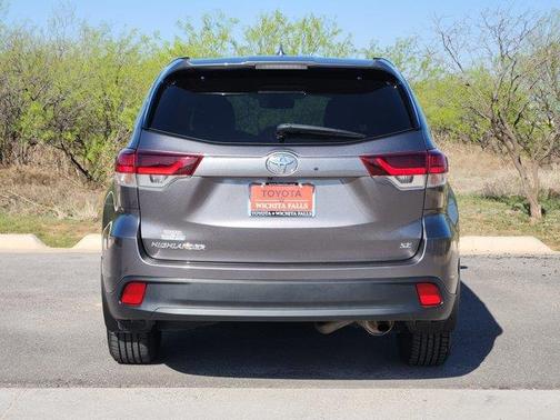 Predawn Gray Mica 2019 Toyota Highlander SE