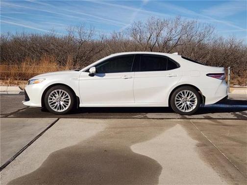2020 Toyota Camry Hybrid XLE