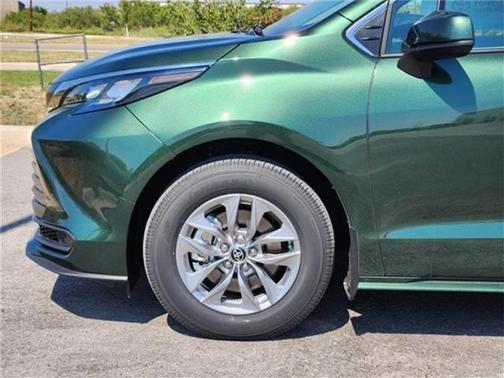 2025 Toyota Sienna LE