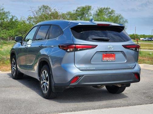 Celestial Silver Metallic 2024 Toyota Highlander LE