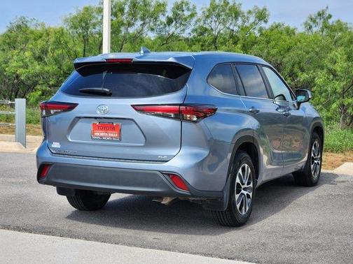 Celestial Silver Metallic 2024 Toyota Highlander LE