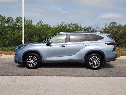 Celestial Silver Metallic 2024 Toyota Highlander LE