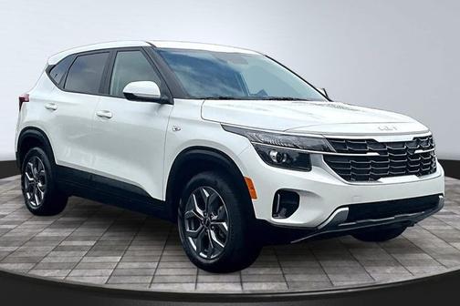 Snow White Pearl 2024 Kia Seltos LX