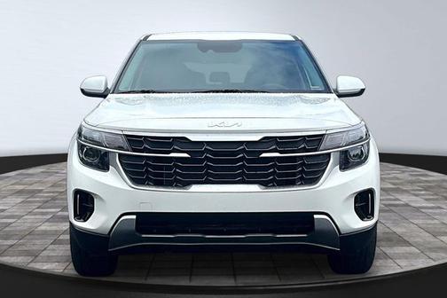 Snow White Pearl 2024 Kia Seltos LX