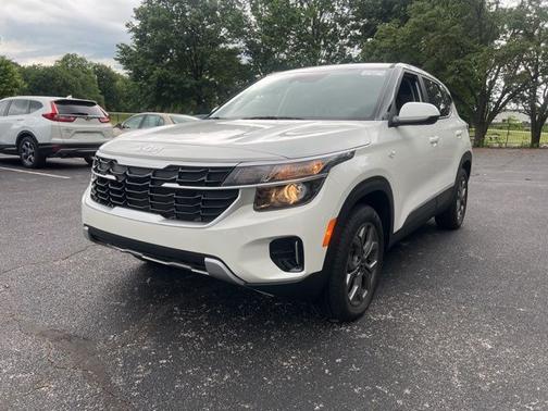 Snow White Pearl 2024 Kia Seltos LX