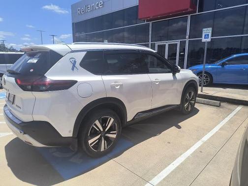 White 2023 Nissan Rogue Platinum