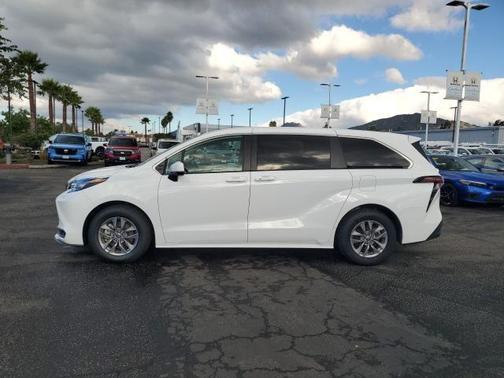 2023 Toyota Sienna LE