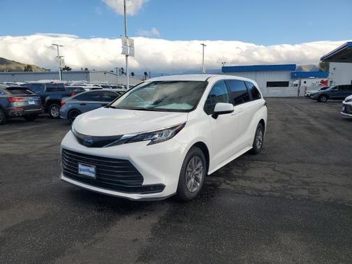 2023 Toyota Sienna LE