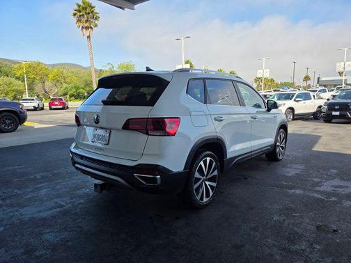 White 2022 Volkswagen Taos 1.5T SE