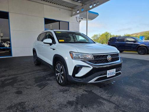 White 2022 Volkswagen Taos 1.5T SE