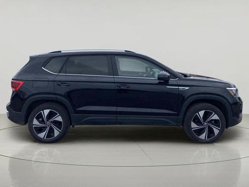 Deep Black Pearl 2024 Volkswagen Taos 1.5T SE