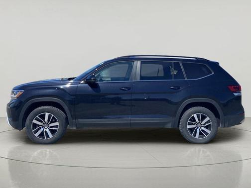 Deep Black Pearl 2022 Volkswagen Atlas 2.0T SE