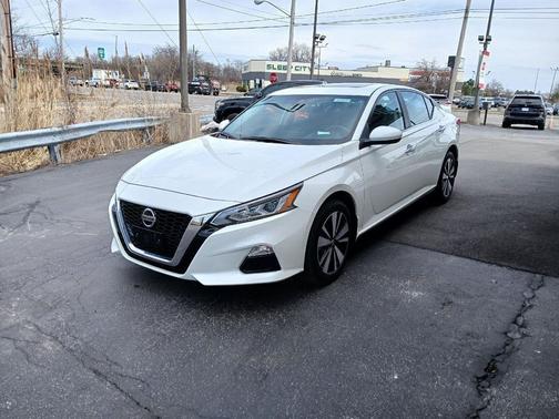 Pearl White Tricoat 2022 Nissan Altima 2.5 SV