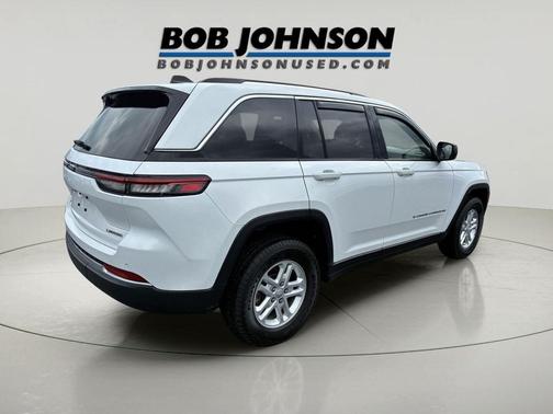 Bright White Clearcoat 2023 Jeep Grand Cherokee Laredo