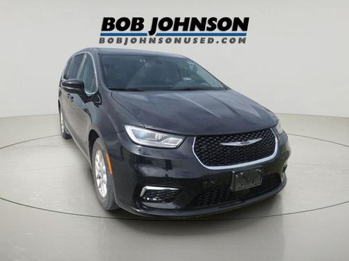 Brilliant Black Crystal Pearlcoat 2023 Chrysler Pacifica Touring L