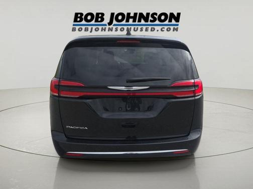 Brilliant Black Crystal Pearlcoat 2023 Chrysler Pacifica Touring L