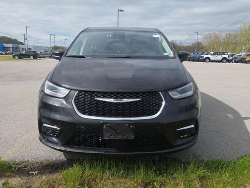 Brilliant Black Crystal Pearlcoat 2023 Chrysler Pacifica Touring L