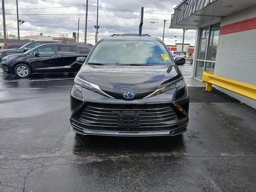 2025 Toyota Sienna LE