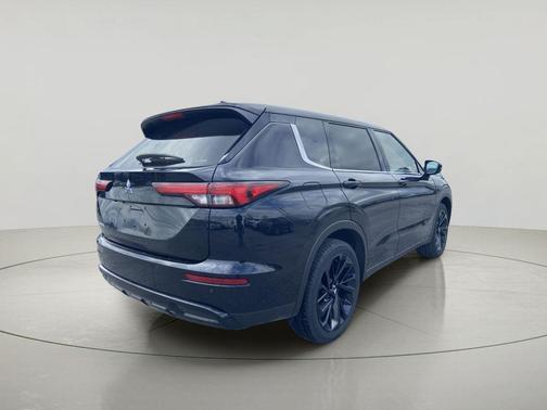 Labrador Black Pearl 2022 Mitsubishi Outlander Black Edition S-AWC