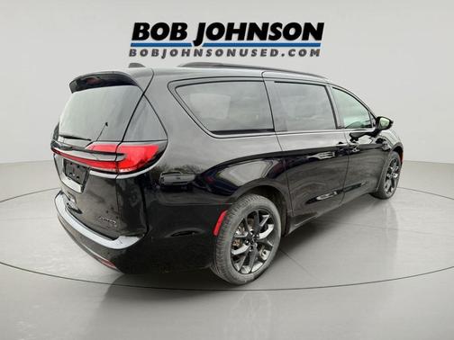 Diamond Black Crystal Pearlcoat 2024 Chrysler Pacifica Limited