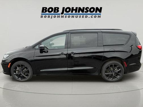 Diamond Black Crystal Pearlcoat 2024 Chrysler Pacifica Limited