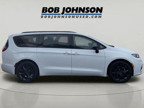 Bright White Clearcoat 2024 Chrysler Pacifica Limited