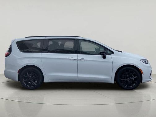 Bright White Clearcoat 2024 Chrysler Pacifica Limited