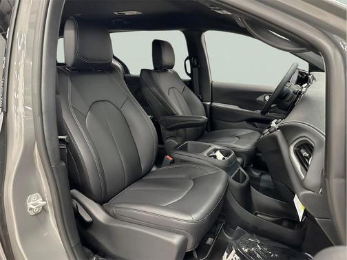 2025 Chrysler Pacifica L