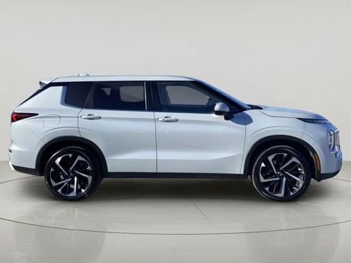 White Diamond 2022 Mitsubishi Outlander SE 2.5 S-AWC