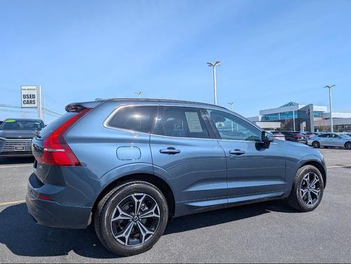 2022 Volvo XC60 B5 Momentum