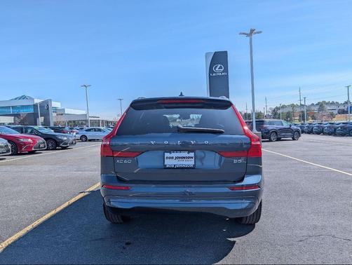 2022 Volvo XC60 B5 Momentum